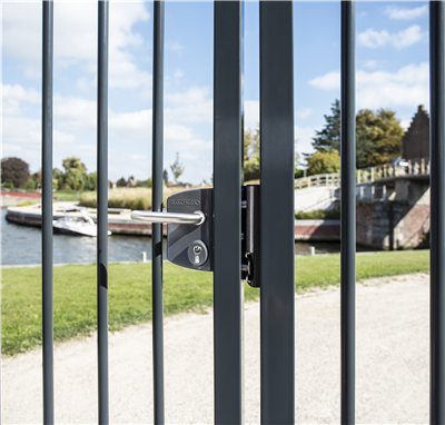 Surface mounted gate lock Surface mounted gate lock