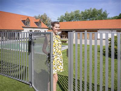 Compact 90° or 180° retrofit gate closer for gates up to 165 lbs