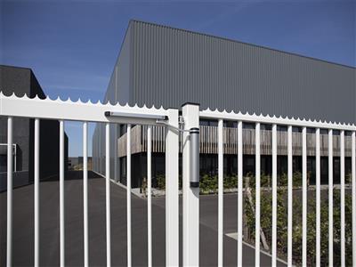Compact 90° or 180° retrofit gate closer for gates up to 165 lbs